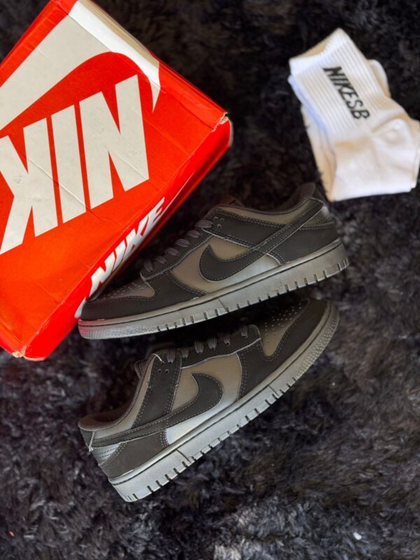 nike sb dunk 1 low total black - Imagen 4