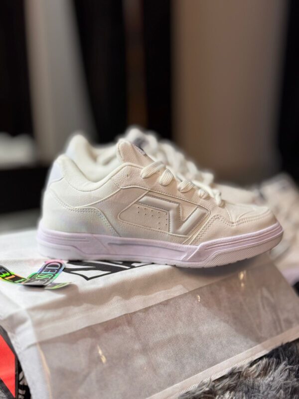 vans upland total white