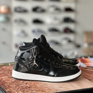 Jordan 1 en charol negro
